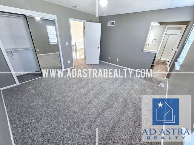Building Photo - Very Nice 3 Bedroom 2 Bath Duplex in Overland Park-Available NOW!!