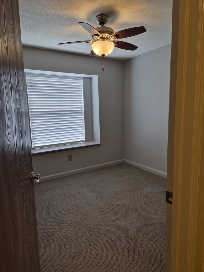 Building Photo - 376 E Sycamore Ave