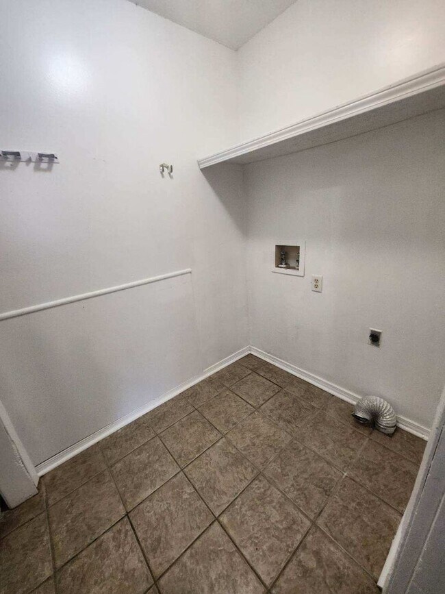 Building Photo - Great 2 bedroom 1 bath Duplex with attached garage