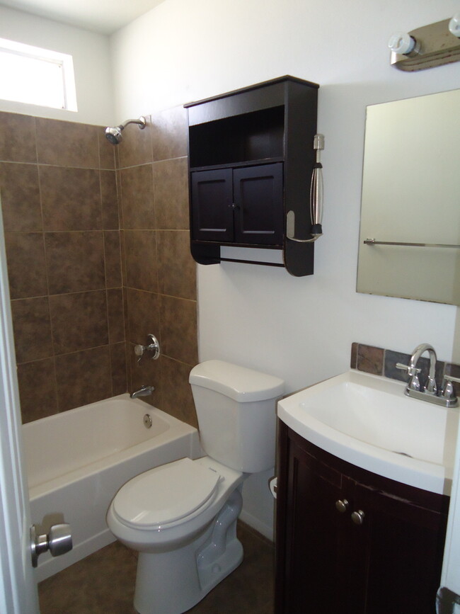 Building Photo - 4 Bedroom 2 Bathroom- Gilbert & Southern