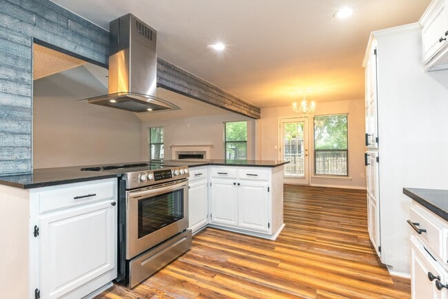 Building Photo - Newly Renovated 4 Bed / 3.5 Bath in Tulsa ...