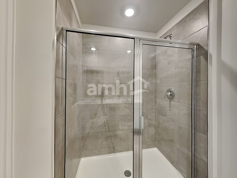 Building Photo - 206 Granby Trl