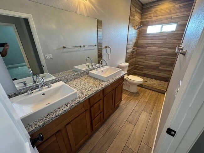 Building Photo - Oakley 4 bed, 3 bath plus flex room, Cul-d...