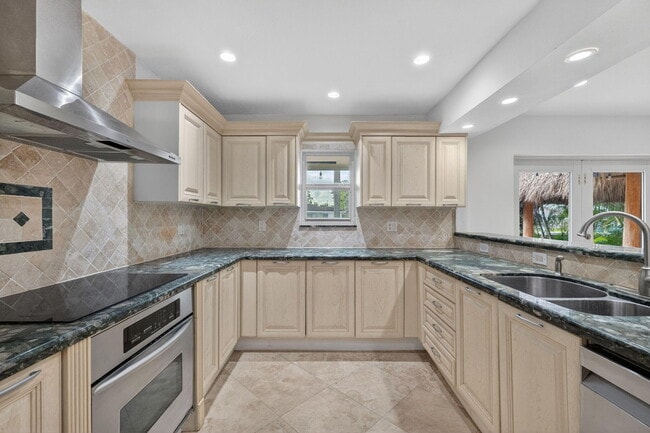 Building Photo - 2213 NE 16th St