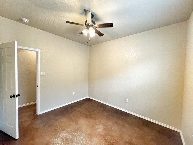 Building Photo - Spacious 3 Bed, 2 Bath Duplex for Lease in...