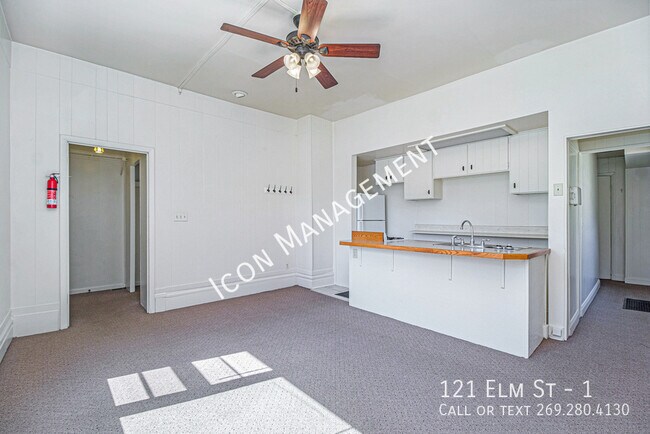Building Photo - 121 Elm St