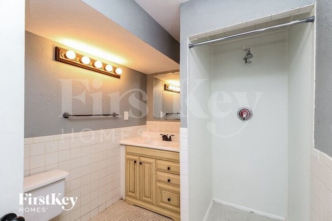 Building Photo - 705 NE Shady Ln Dr