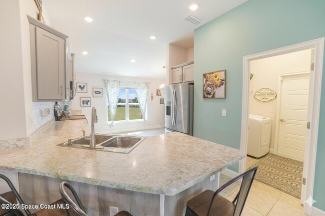 Building Photo - 814 Moment St