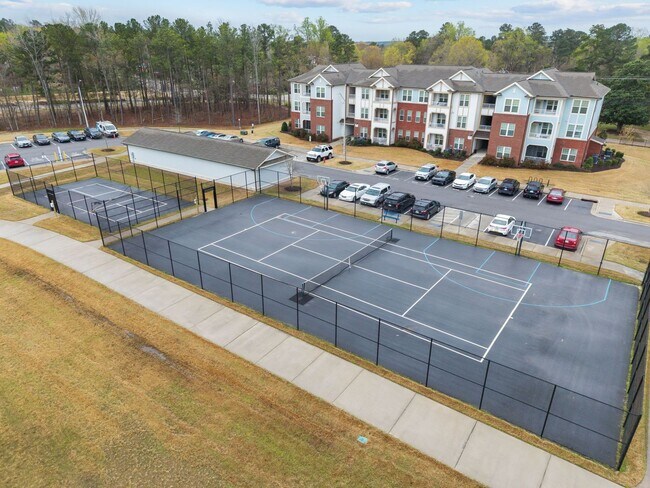 Building Photo - Raleigh Living Made Easy – 3BR Townhome w/ Amenities & Prime Location