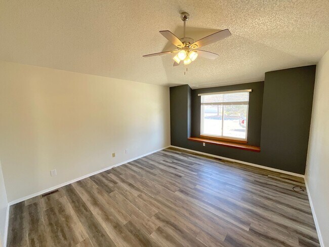 Building Photo - 4 Bedroom Home Available Near Research Pkwy & Scarborough Dr!