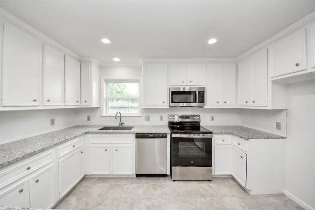 Building Photo - 9615 Meadowvale Dr
