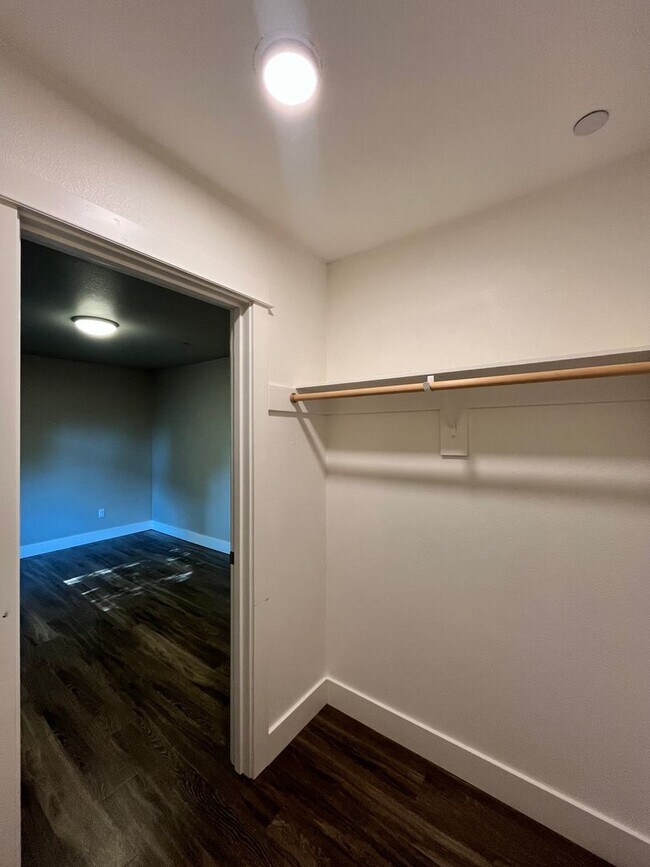 Building Photo - Large 3 Bedroom 2 Bathroom! In-Unit Washer...