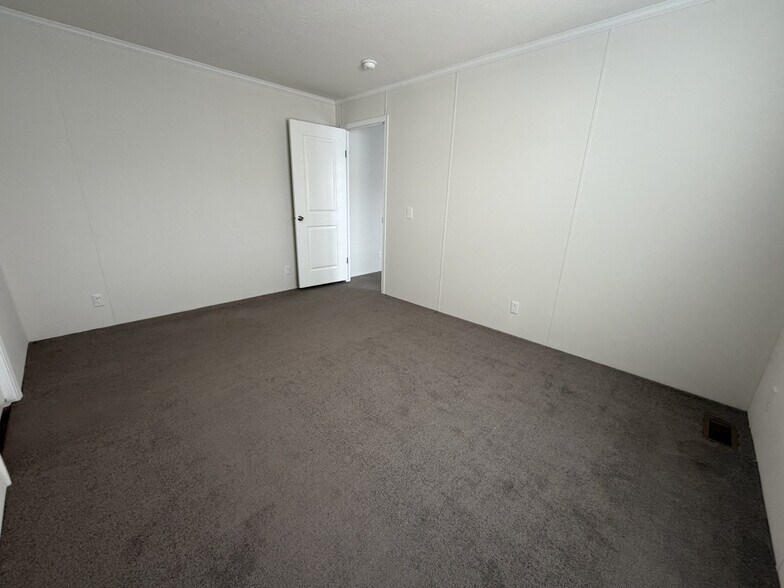 Building Photo - 15882 Villaire Ave
