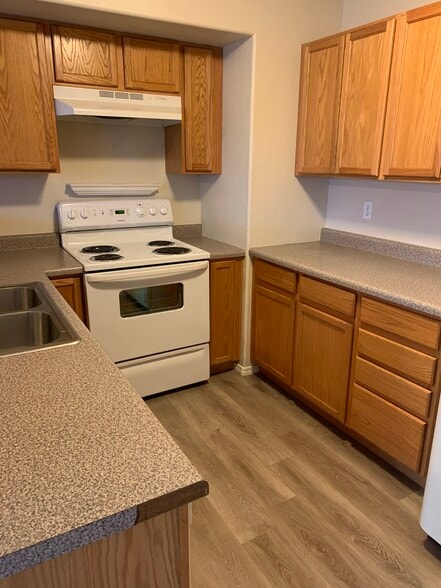 Oven range and sink - 2232 Golden Gate Grv