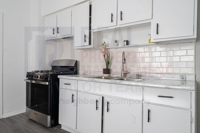 Building Photo - 1079 E 68th St