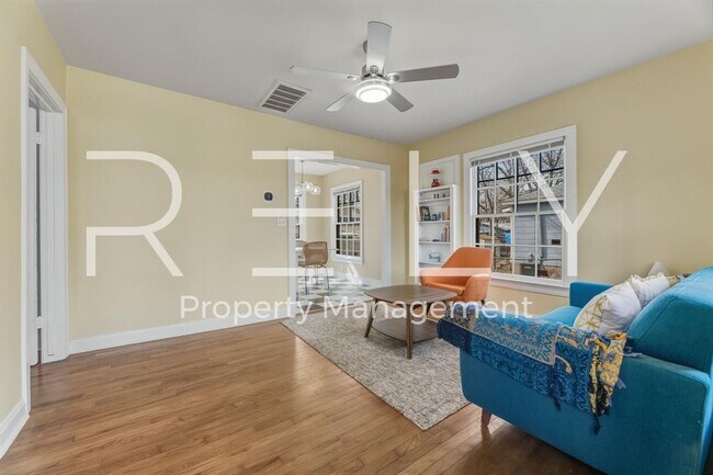 Building Photo - 933 E 56th St