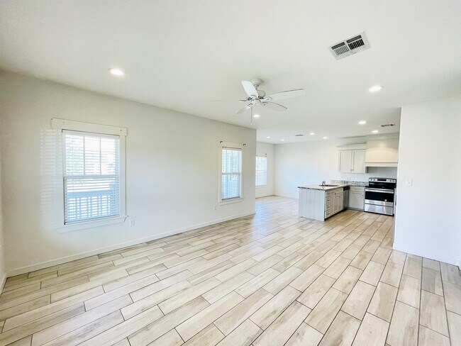 Building Photo - 613 E Center St