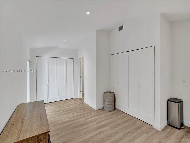 Building Photo - 5705 SW 60th Ave