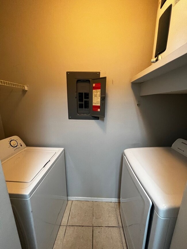 Building Photo - 2 Bed, 2 bath condo located  in a gated co...
