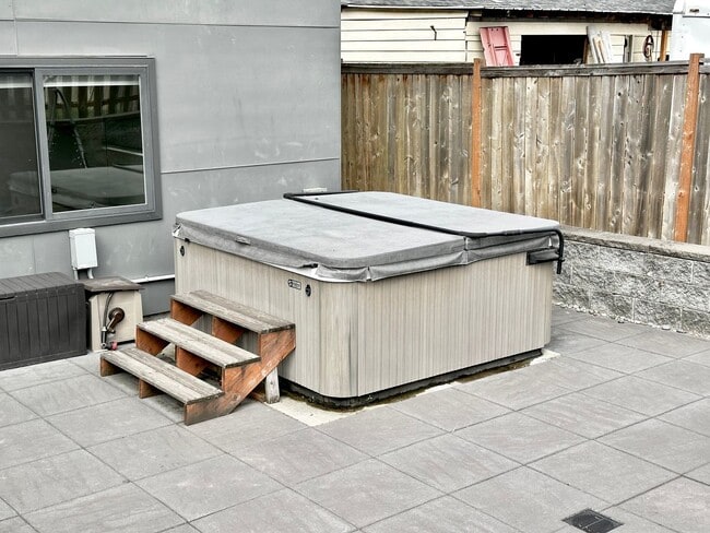 Building Photo - 6 BR / 4 BA – 4,100 SQ FT with Patio, Full Outdoor Grill, and Hot Tub