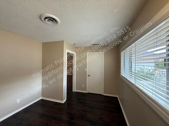 Building Photo - Spacious Pet-Friendly 3-Bedroom Home with ...