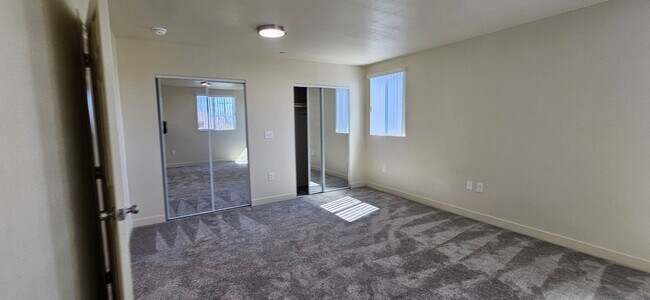 Building Photo - 3839 Woodlawn Ave