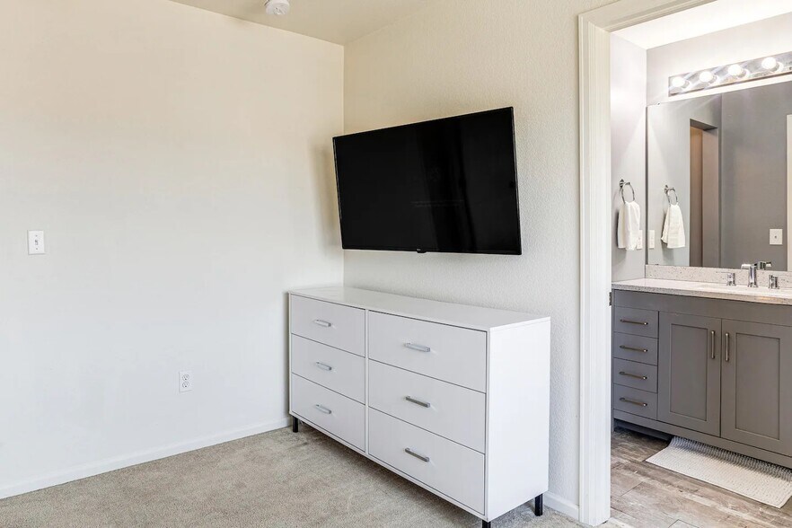 Building Photo - 5546 Lisbon St