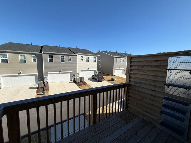 Building Photo - Gorgeous 3BD, 3.5BA Apex Townhome with 1-Car Garage in an HOA Community