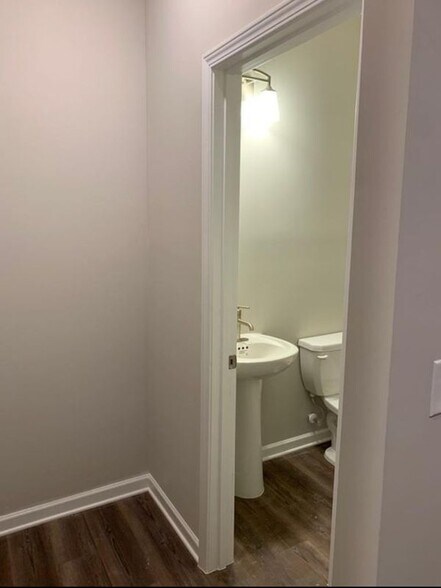 Building Photo - 256 Commons Ave