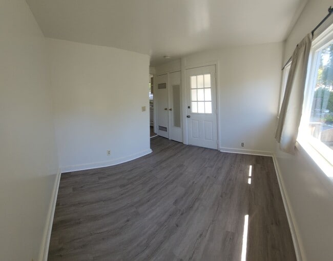 Building Photo - Cute standalone Bungalow in SLO! Off of Gr...