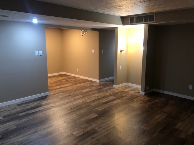 Living room / Dining room - 3207 N Peoria Ave