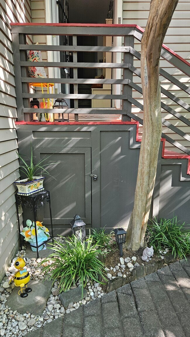 Building Photo - 415 W 7th St