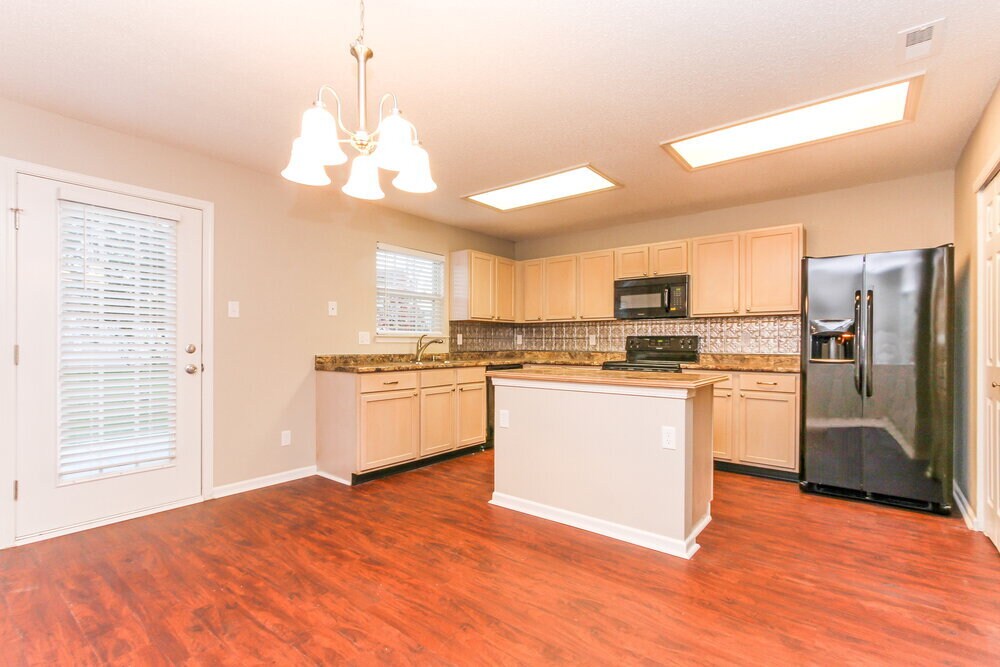 Building Photo - 2425 Woodmont Ct