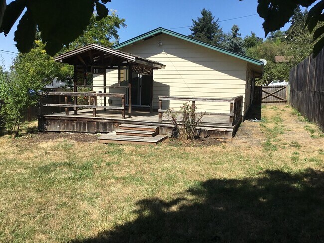 Building Photo - 3 Bedroom House in College Hill Neighborhood