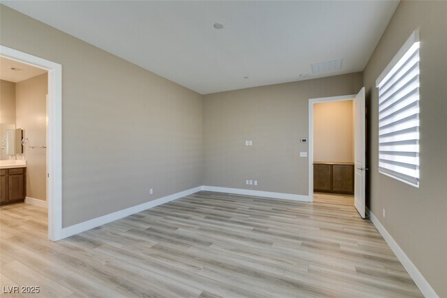 Building Photo - 10142 Tree Blossom Ave