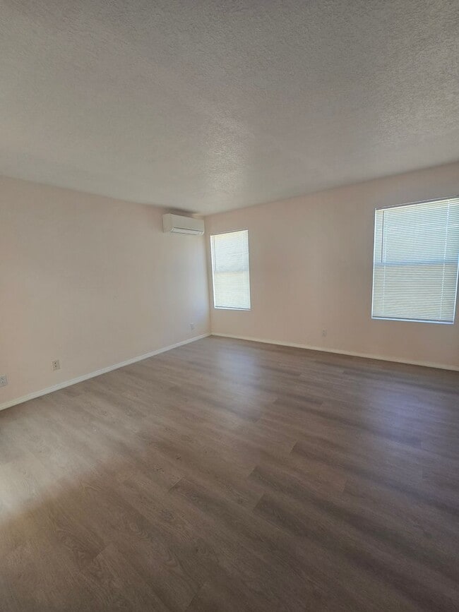 Building Photo - Beautiful 4 Bedroom 2 1/2 Bath Home in a Highly Desirable Neighborhood!