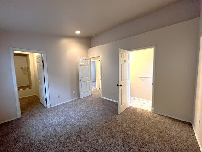 Building Photo - Three Bedroom In Great Location
