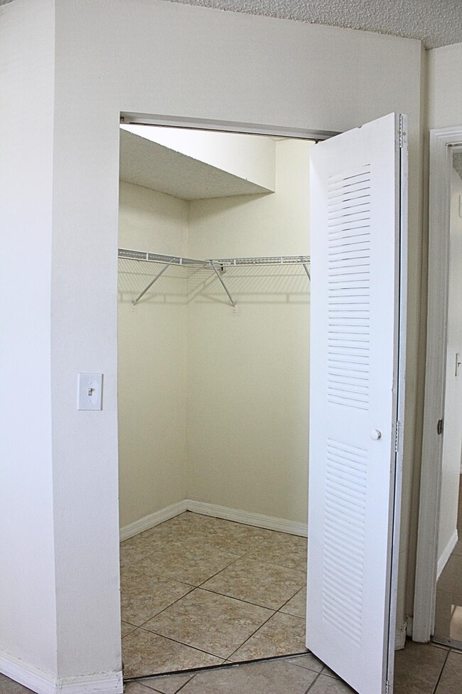 Building Photo - 5065 Wiles Rd