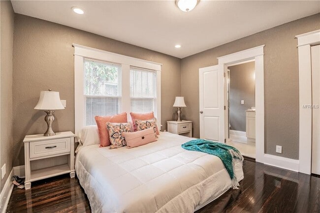 Building Photo - "Charming 3-Bed, 2-Bath Gem in Tampa's Heart - 1244 Sq Ft of Comfort Awaits!"