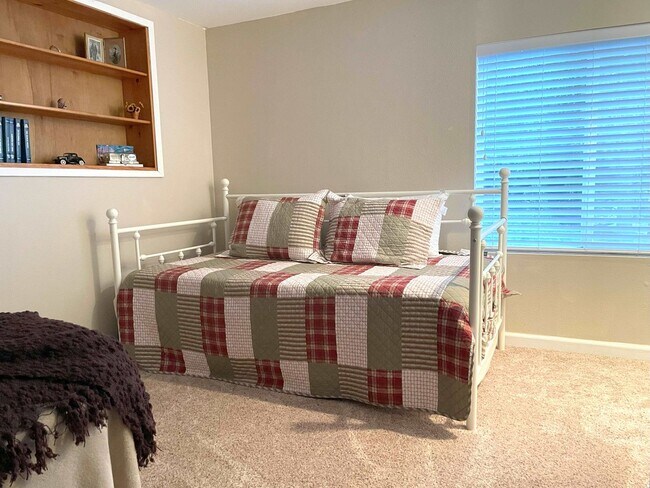 Building Photo - Elegant 4 bedroom 2.5 bath home, Completely Furnished