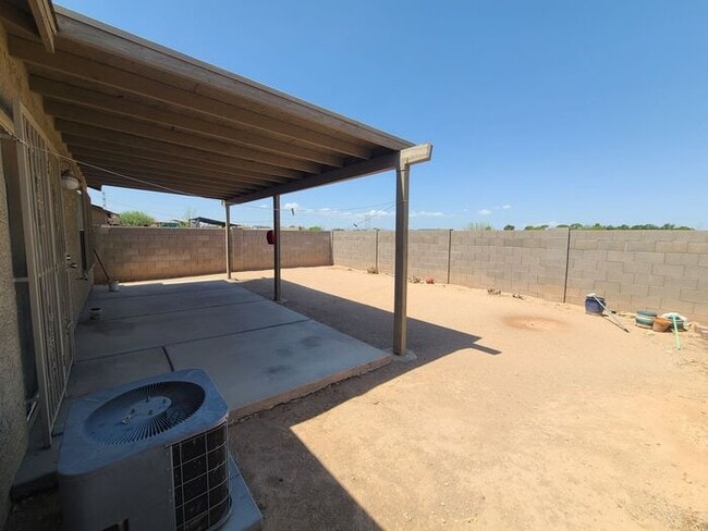 Building Photo - Charming 2-bedroom, 1-bathroom washer/dryer