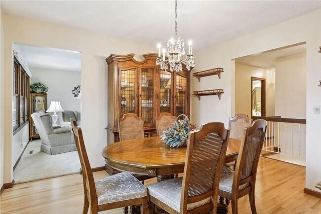 Building Photo - Charming 3-bedroom, 2-bathroom home located in the heart of Woodbury