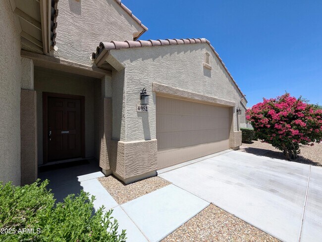 Building Photo - 6952 W Golden Ln