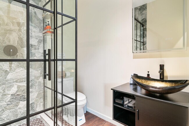 Building Photo - 828 35th St