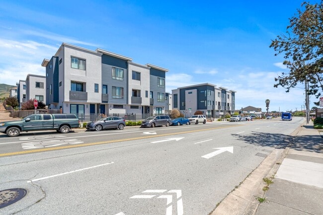 Building Photo - Built in 2017! Rarely available 3Bed/3Bath...