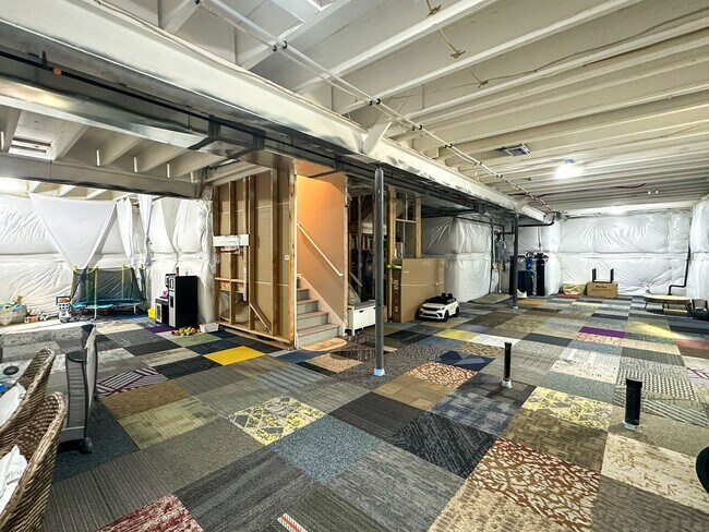 Building Photo - Almost Brand New Meadowlark 4bd 3.5ba home