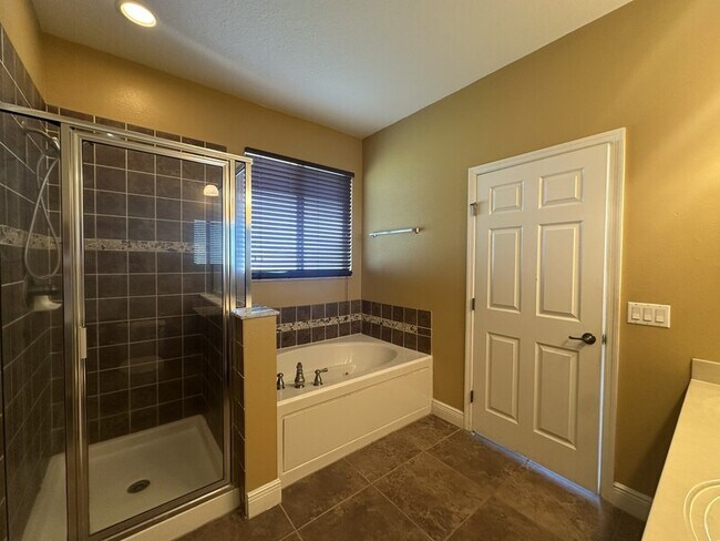 Building Photo - 2412 Country Pond Ct