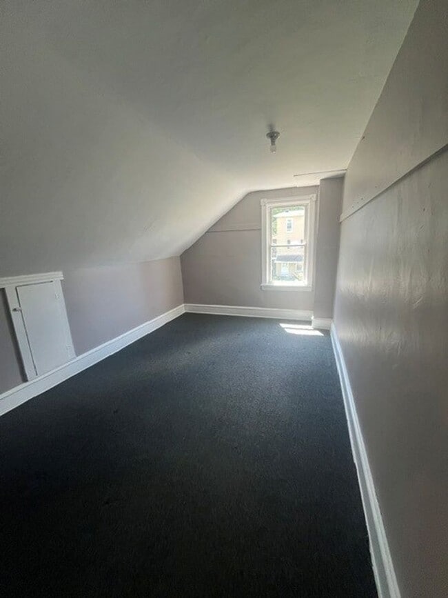 Building Photo - 4 Bedroom 1.5 Bath