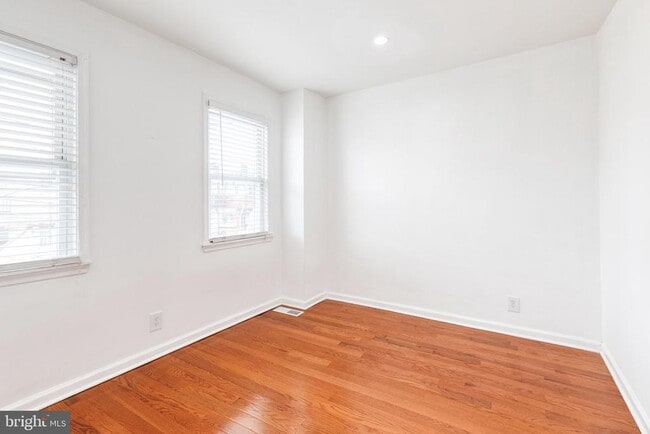 Building Photo - 112 N Decker Ave