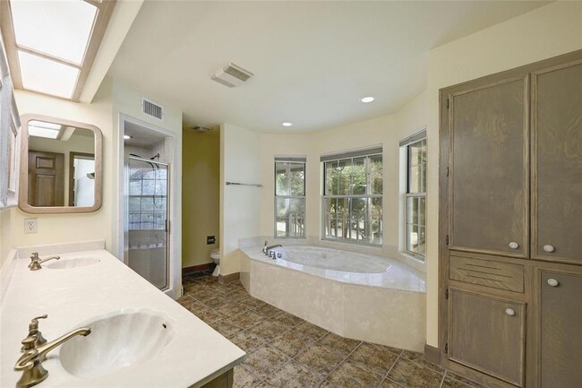 Building Photo - 3605 Silver Hill Cir